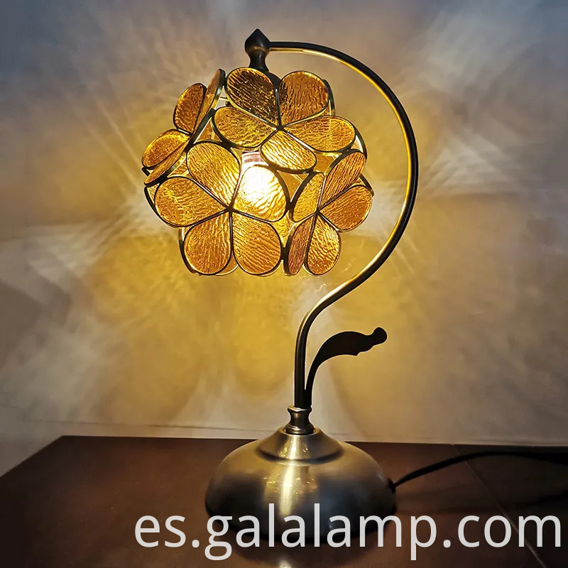 Elegante lámpara de mesa floral para un dormitorio cálido brillo